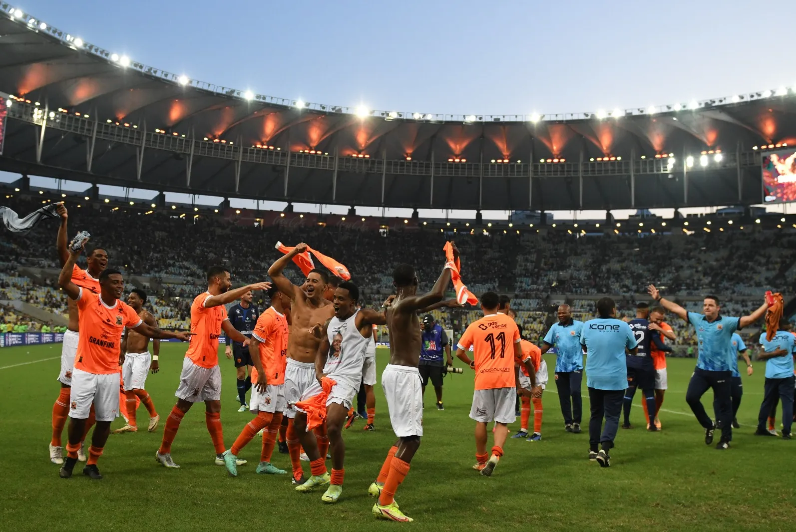 Jogadores do Nova Iguaçu comemoram a vitória e a classificação diante do Vasco da Gama