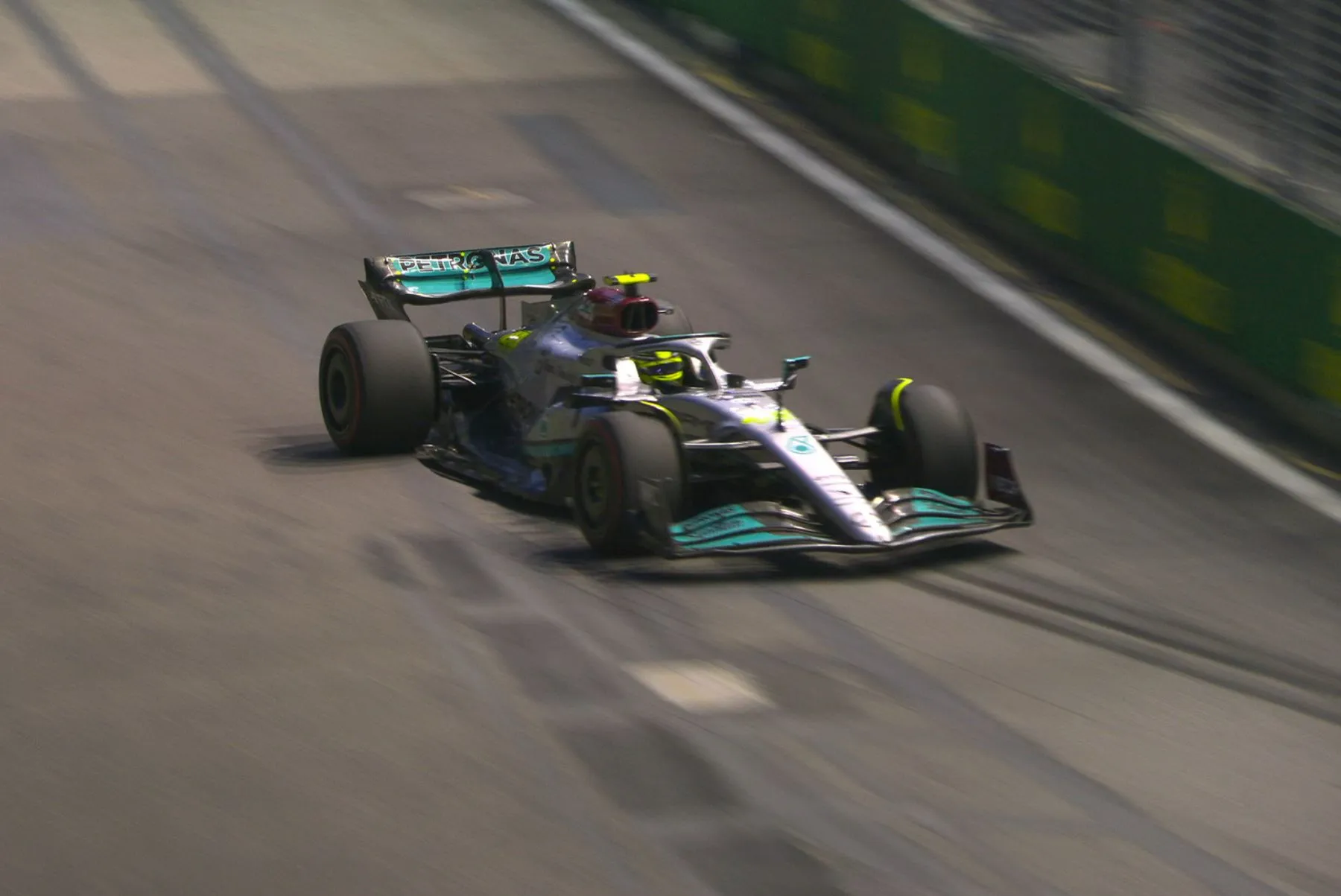 Hamilton supera Verstappen no 1º treino livre do GP de Cingapura
