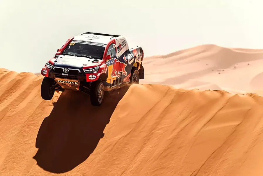 Al-Attiyah aproveita 'desastre' de Audi e Sainz e vence primeira etapa no Dakar