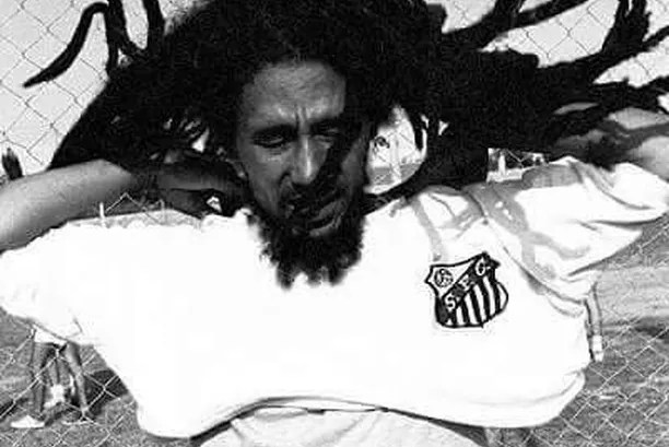 O Santos Futebol Clube publicou três fotos do Bob Marley vestindo a camisa do Peixe.
