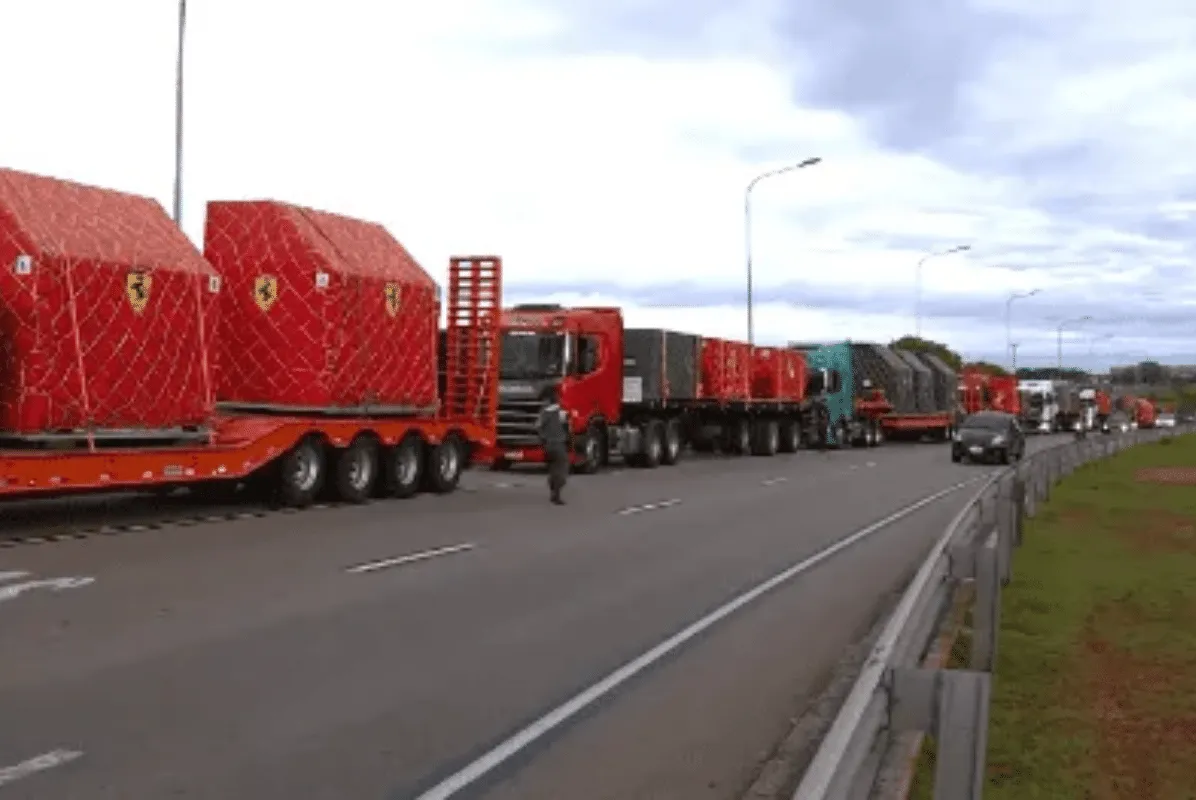 Caminhões com equipamentos da F1 têm ajuda da PM para superar bloqueios em SP