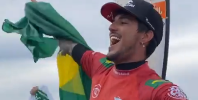   Gabriel Medina celebra título da etapa de Narrabeen, na Austrália  