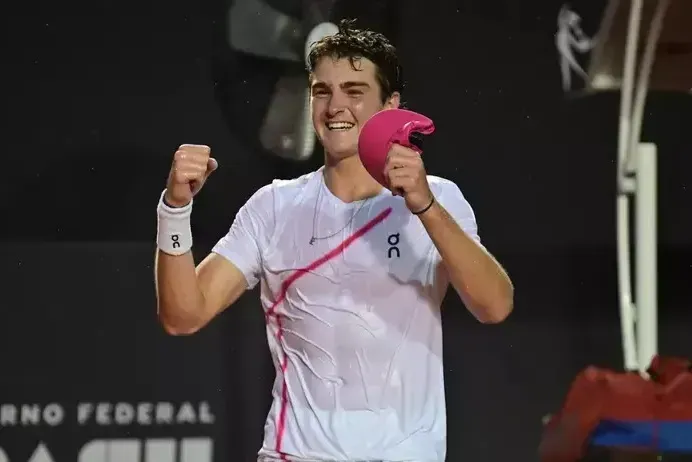 O tenista brasileiro João Fonseca, de 17 anos, subiu 313 posições no ranking mundial da Associação de Tenistas Profissionais (ATP), saindo do 655º lugar para o posto 342