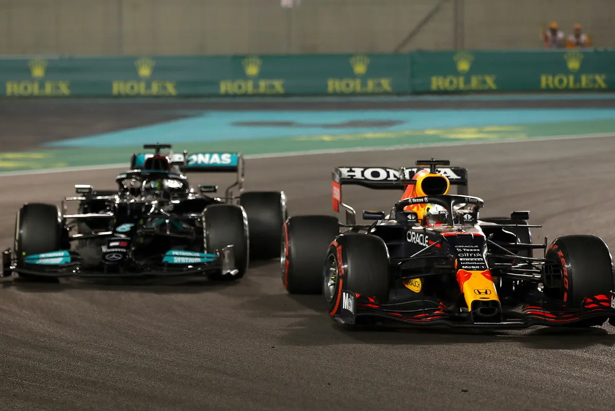 Mercedes contesta título de Max Verstappen