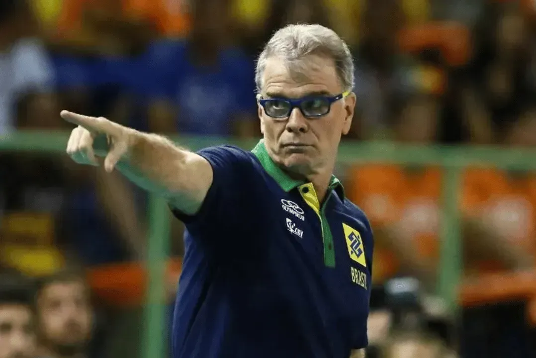O treinador Bernardinho anunciou a convocação de mais seis jogadores para completar o grupo que já treina no CT da Confederação Brasileira de Vôlei (CBV)