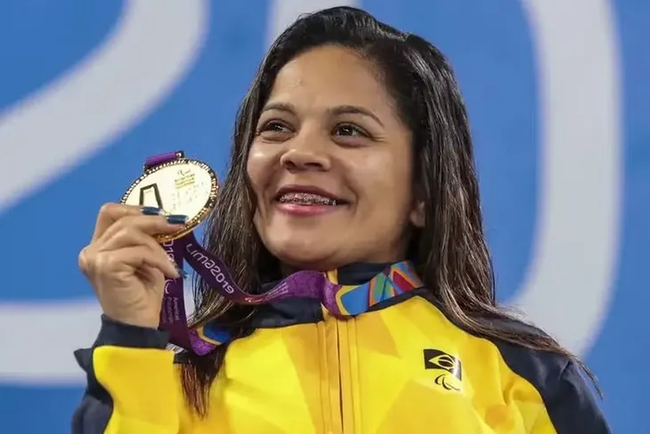 A nadadora participou de três paralimpíadas e conquistou cinco medalhas