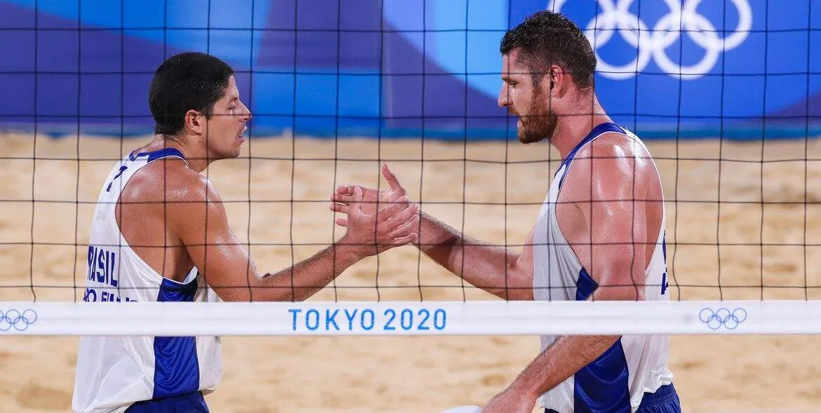  Alison e Álvaro buscam vaga nas semifinais do vôlei de praia em Tóquio 
