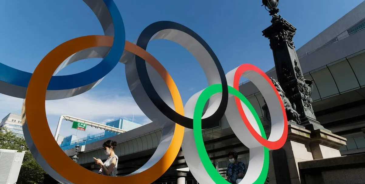  Os anéis olímpicos são vistos na ponte Nippon Bashi, em Tóquio 