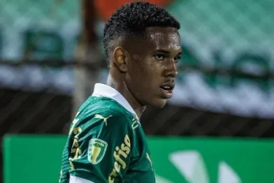 Estêvão já havia participado de treinos com o elenco principal do Palmeiras no ano passado, mas subiu definitivamente para os profissionais neste ano
