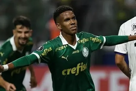 Estevão comemora gol na partida de Libertadores