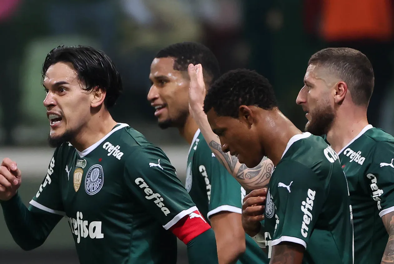 Gustavo Gómez comemora seu gol, o quarto do Palmeiras na partida