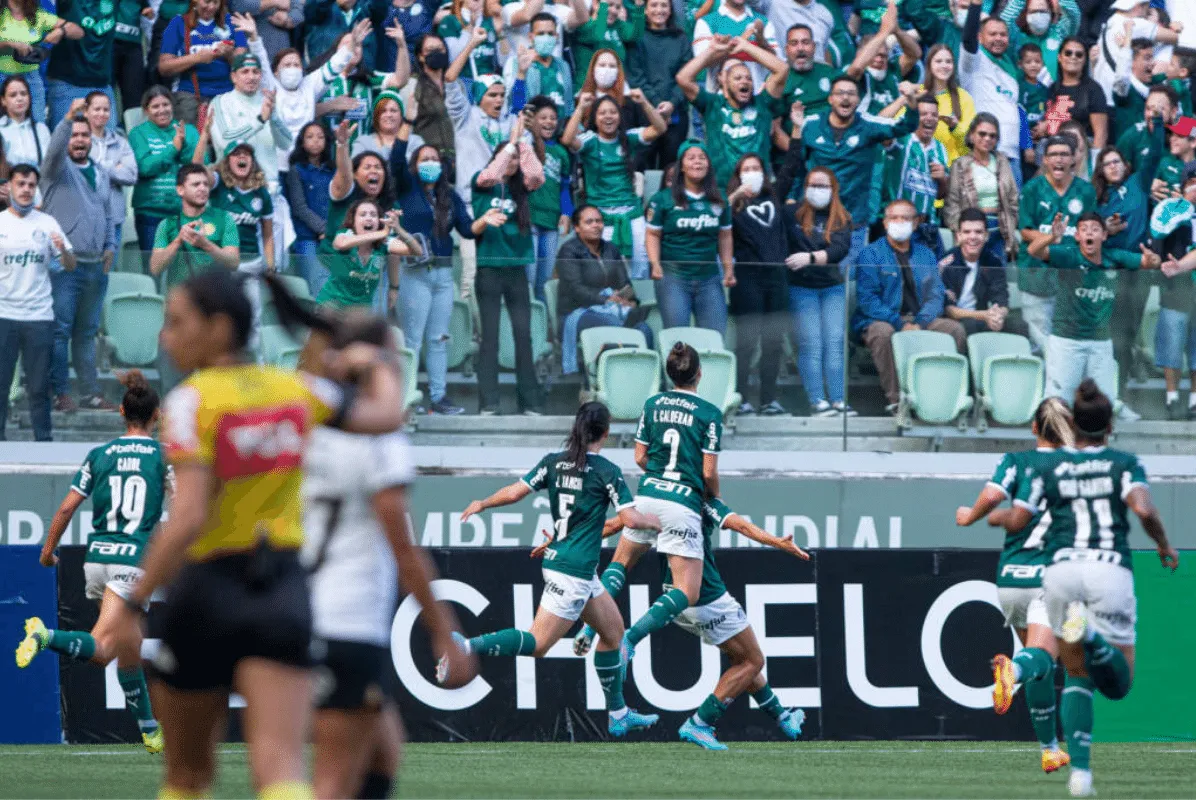 Palmeiras bate Corinthians, quebra tabu e dispara na ponta do Brasileiro Feminino