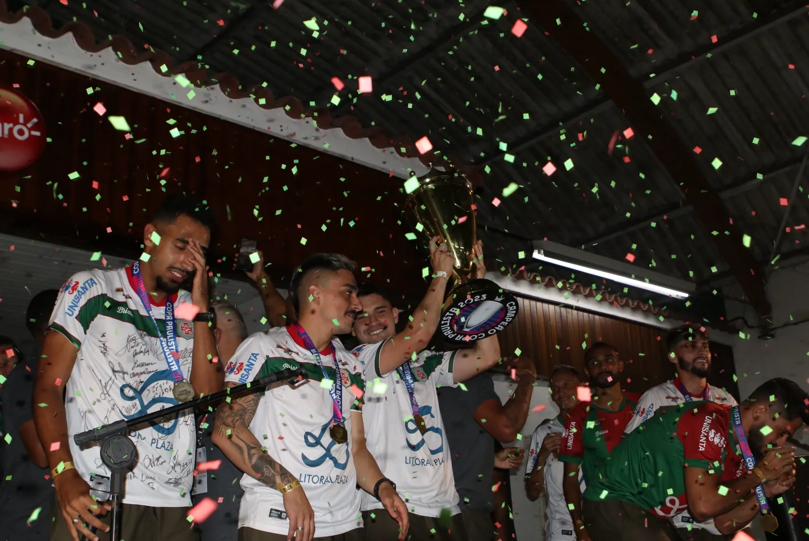Jogadores fizeram a festa com os torcedores da sede do clube, em Ulrico Mursa