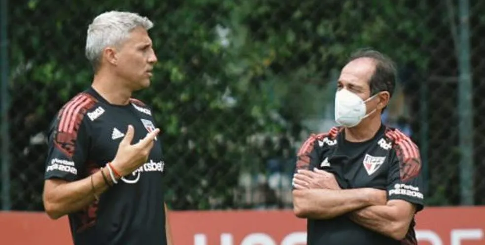  Crespo e Muricy foram flagrados conversando durante treino do São Paulo nesta sexta-feira 