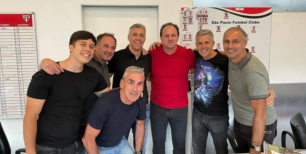 Crespo se despede do elenco do São Paulo e posa em foto com Rogério Ceni 