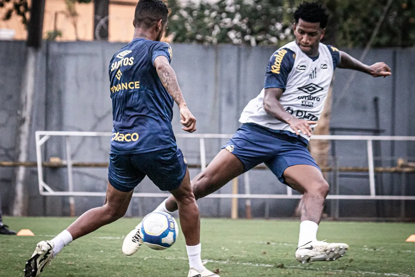 Em campo, o Santos, do zagueiro Gil, faz os últimos ajustes para a estreia na Série B
