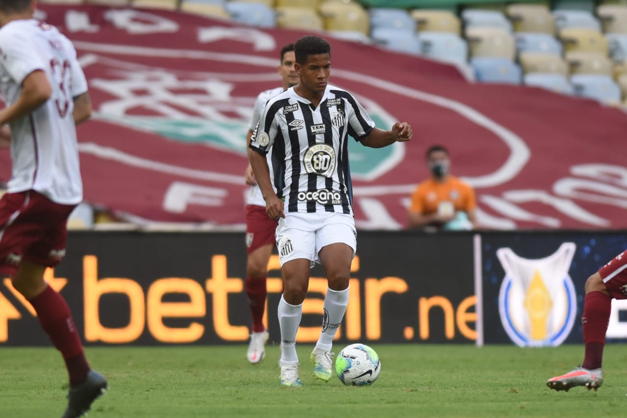 A estreia de Ângelo no profissional ocorreu contra o Fluminense, no Maracanã