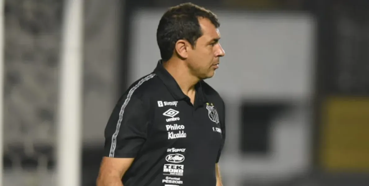  Fábio Carille pode mudar até meio time do Santos para encerrar jejum de vitórias 