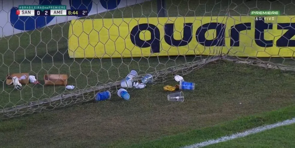  Santistas jogam lixo no gramado e acertam árbitro com baqueta em derrota na Vila 
