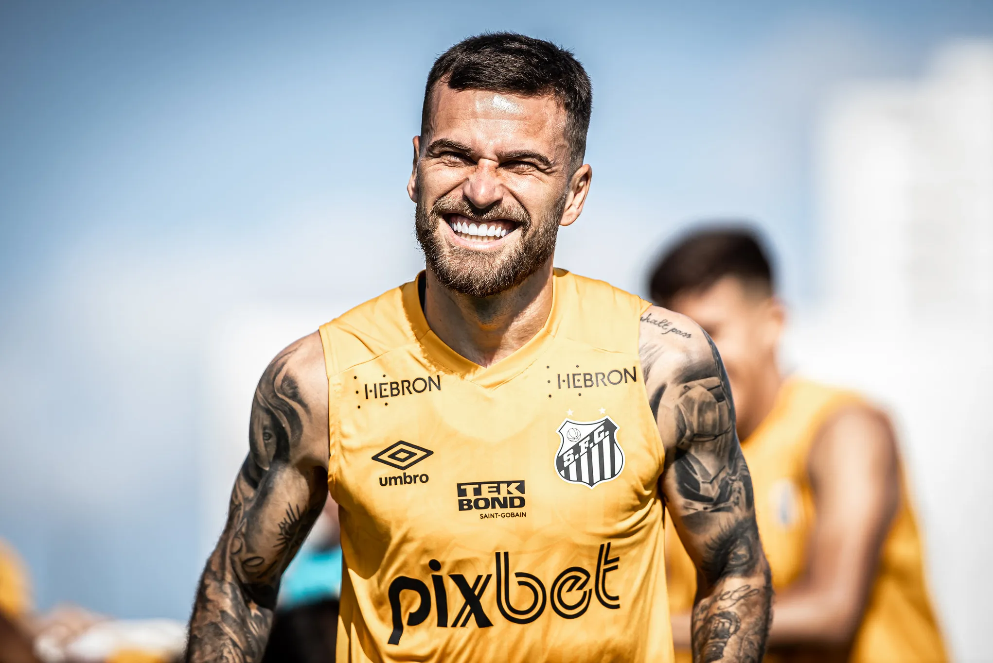 Lucas Lima assina por mais dois anos com o Santos