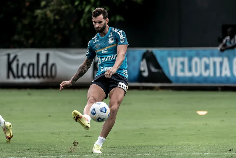 Atacante Leo Baptistão, do Santos, se recupera de lesão e volta a ser relacionado pelo técnico Fábio Carille