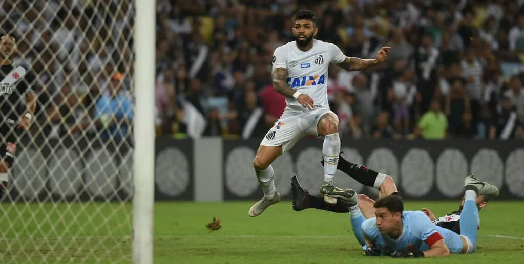   Gabigol brilhou e marcou três gols sobre o Vasco na última vitória do Santos no estádio   