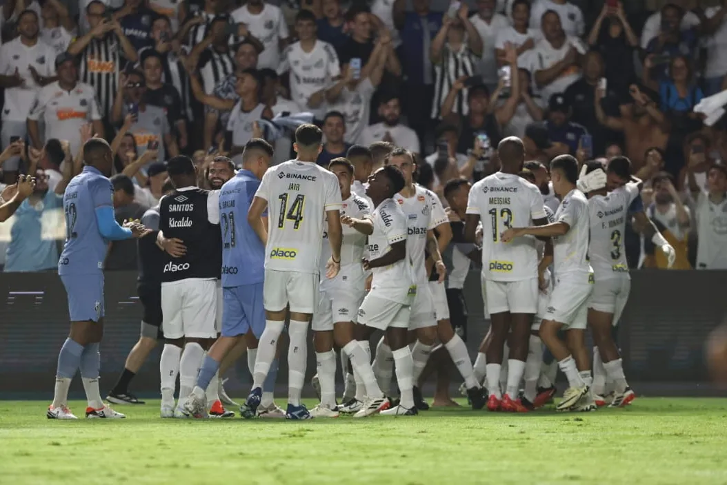 Após o sufoco, jogadores comemoram a classificação para a semi contra o Bragantino