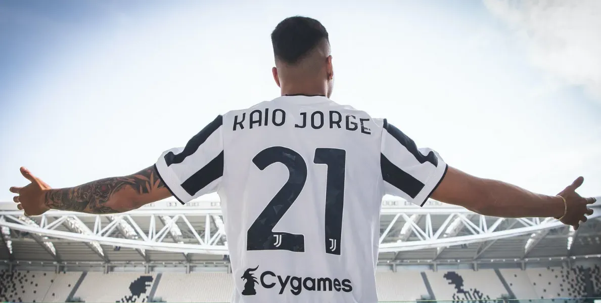   Após sair do Santos, Kaio Jorge veste a camisa 21 na Juventus  