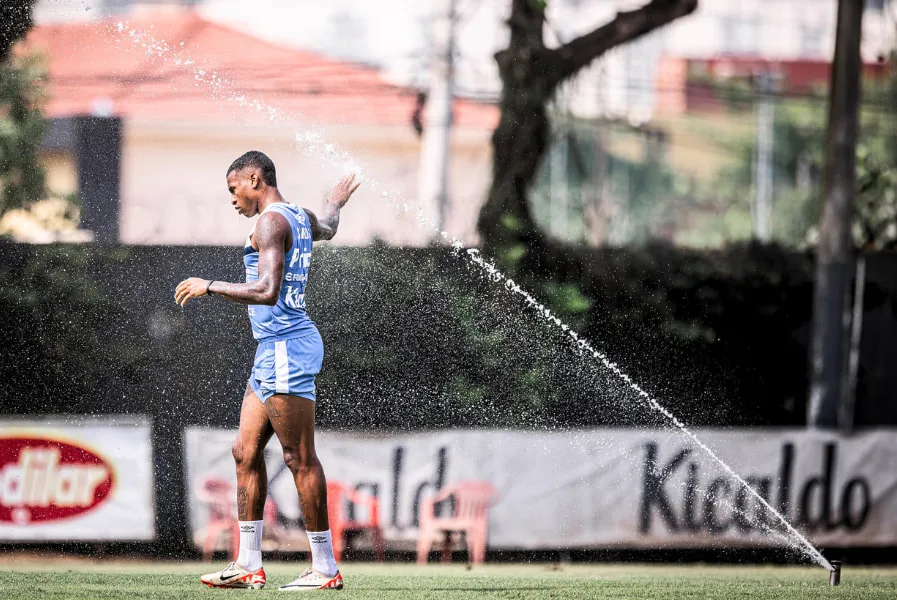 Jean Lucas aproveita para se refrescar durante treino do Peixe: “calor” da disputa na parte inferior da classificação do Brasileiro segue firme