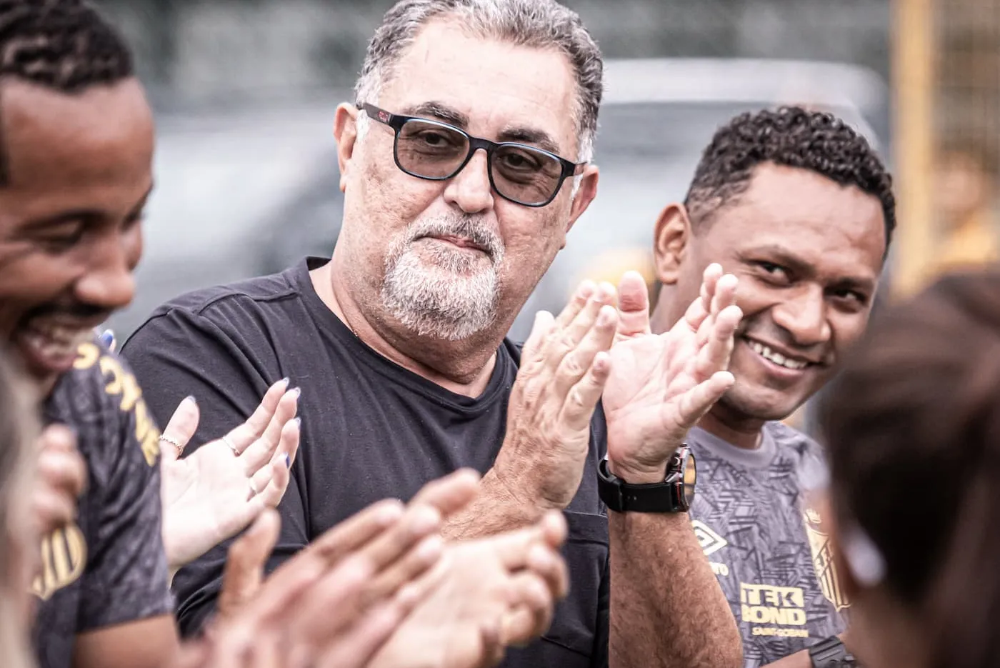 O técnico Gláucio Carvalho (de óculos) estreia no comando das Sereias