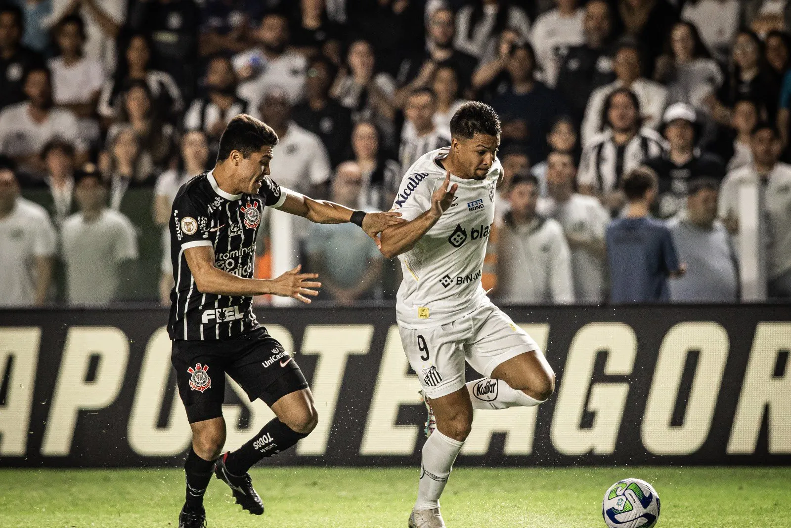 Corinthians mandou no clássico e venceu o Santos com autoridade na Vila Belmiro pelo Campeonato Brasileiro
