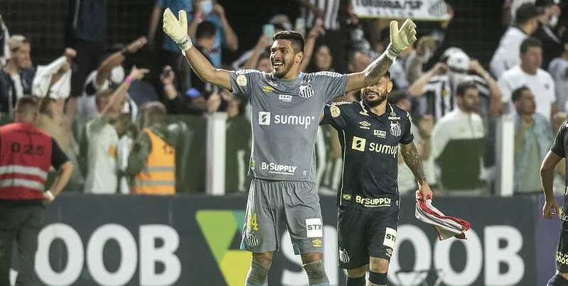  João Paulo comemora a suada vitória do Santos sobre o Grêmio, na Vila Belmiro  