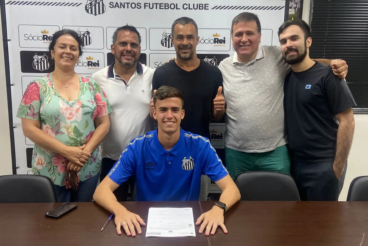 Rodrigo Falcão assina contrato junto aos pais e empresários