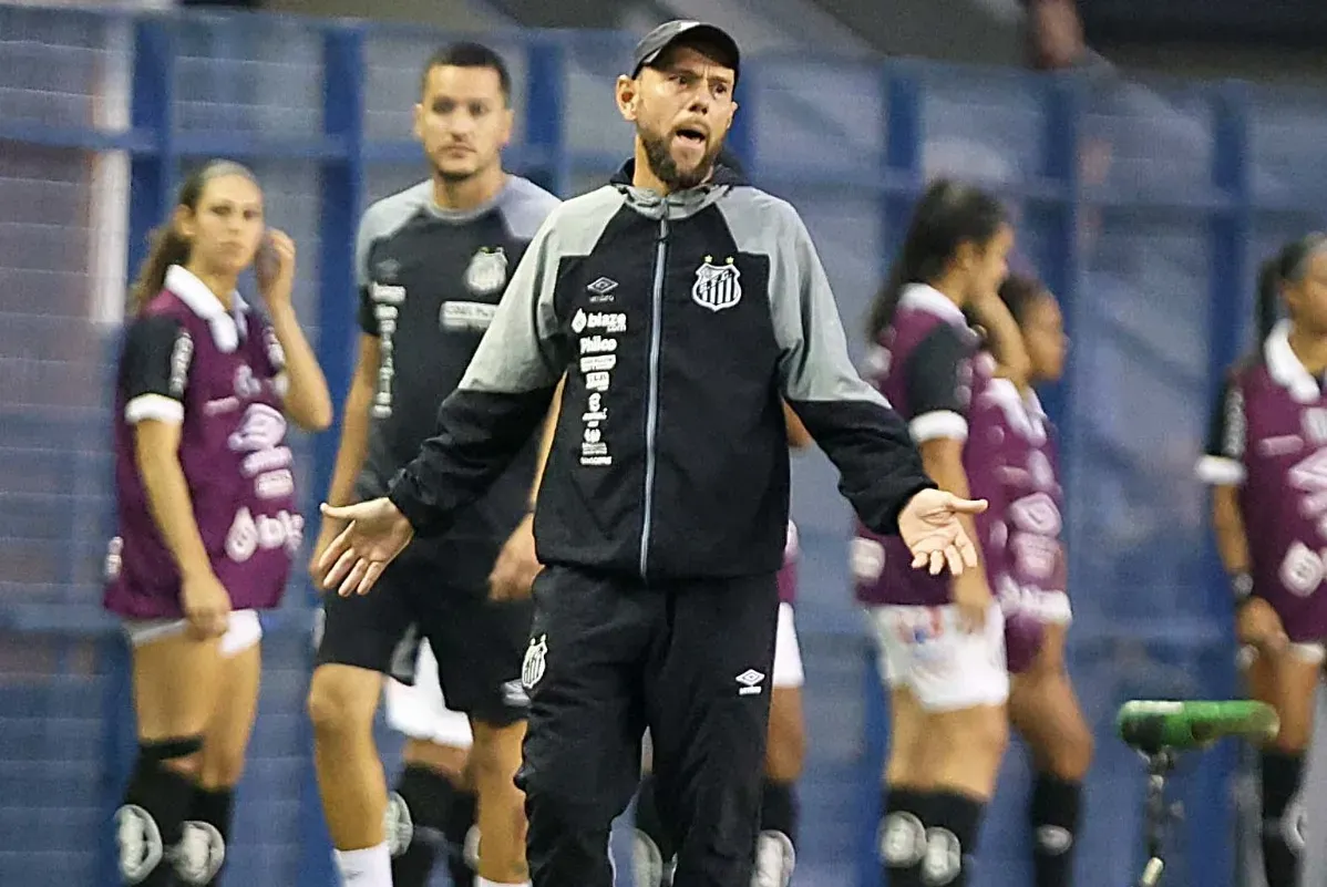 Kleiton Lima pediu afastamento do Santos após jogadoras protestarem por acusações de assédio