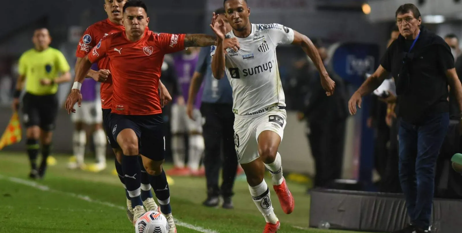  Na partida de ida, disputada n Vila Belmiro o Santos venceu o Independiente por 1 a 0 