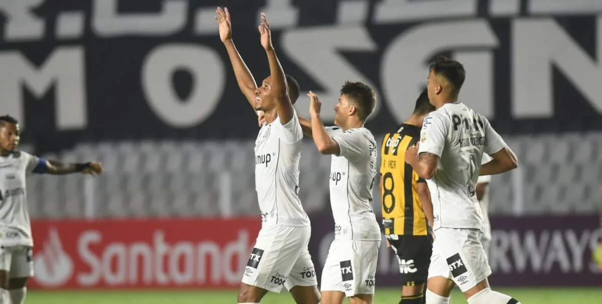  Lucas Braga comemora gol contra o The Strongest, na Vila Belmiro 