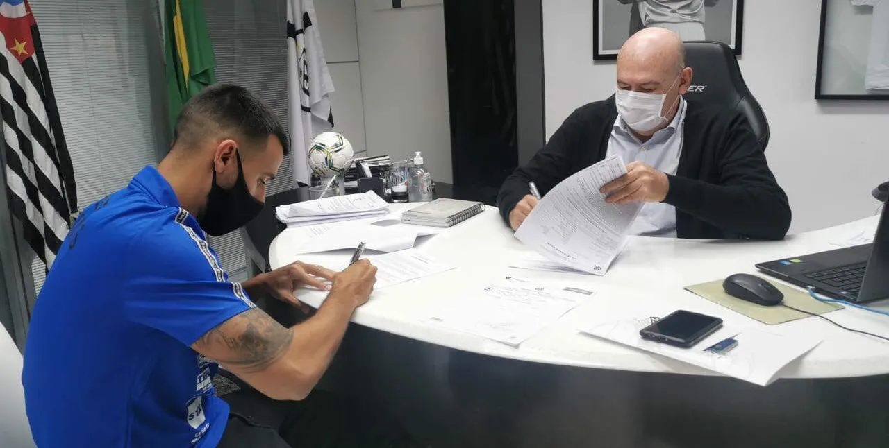   Camacho rescindiu o seu contrato com o Corinthians antes de acertar com o Santos   