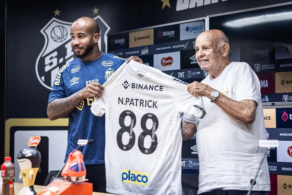 Nova contratação do Santos, Patrick recebeu de Pepe a camisa que vestirá, de número 88