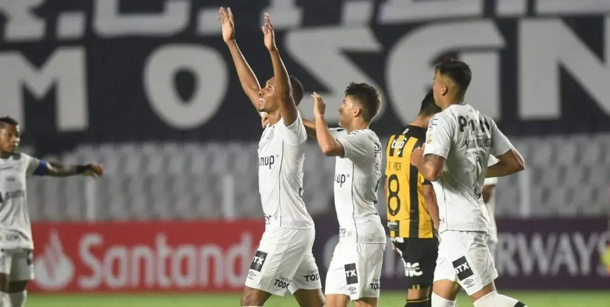   Lucas Braga comemora gol contra o The Strongest em jogo na Vila 