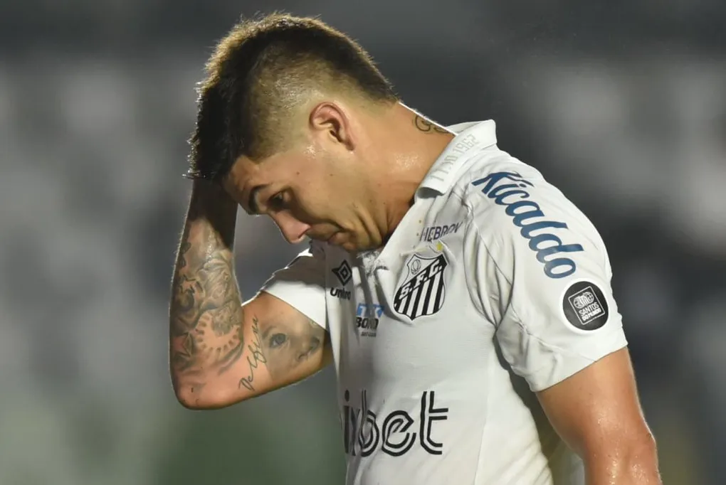 Forte na marcação, Rodrigo Fernández é peça importante no meio-campo do Santos