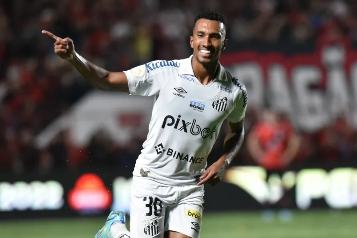 Lucas Braga marcou o segundo gol do Santos no início do segundo tempo