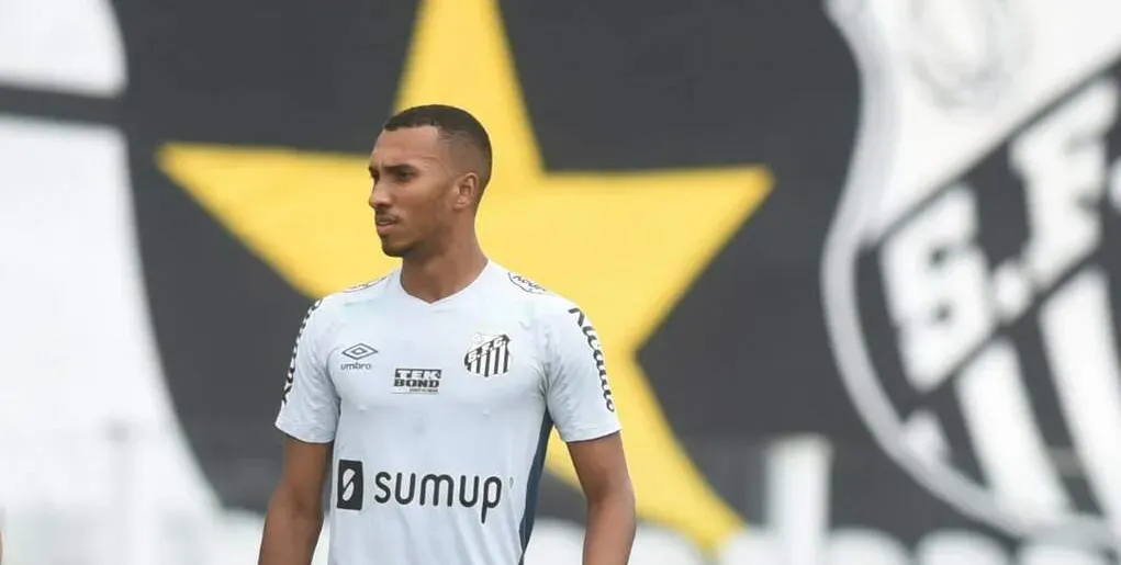      Lucas Braga acerta renovação de contrato com o Santos    