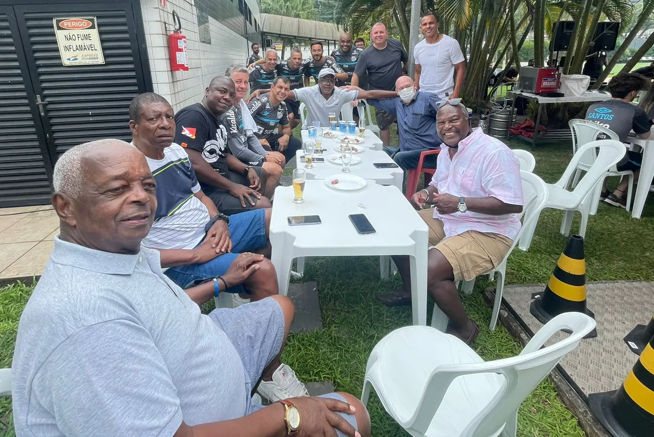 Elenco e comissão técnica participou de um churrasco com ex-jogadores do Peixe
