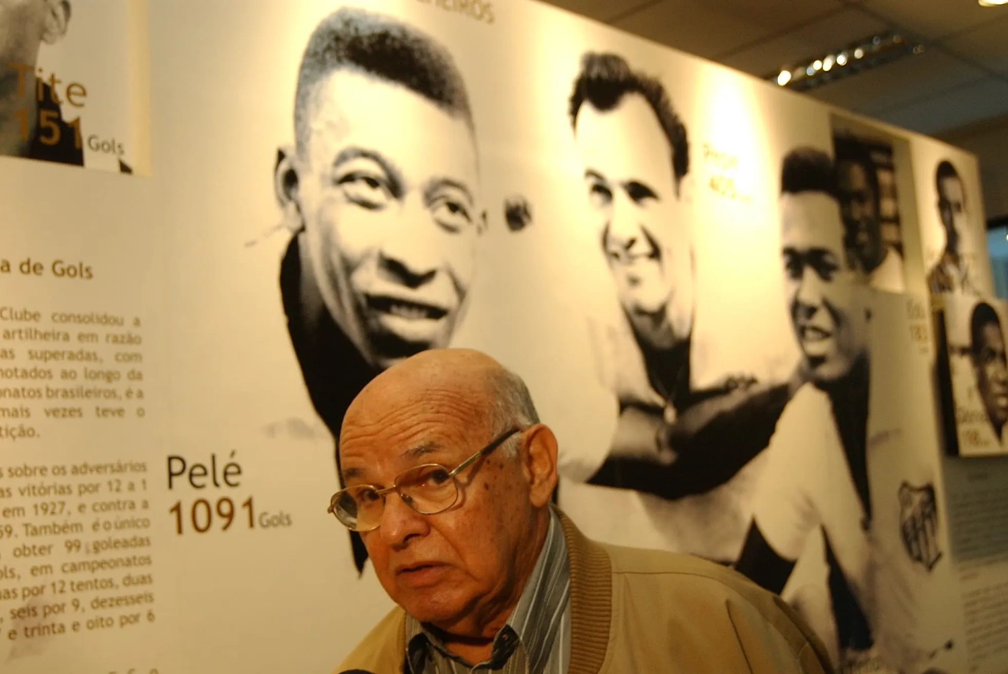 Pepe, o segundo maior artilheiro do Peixe, numa das homenagens aos ídolos no museu