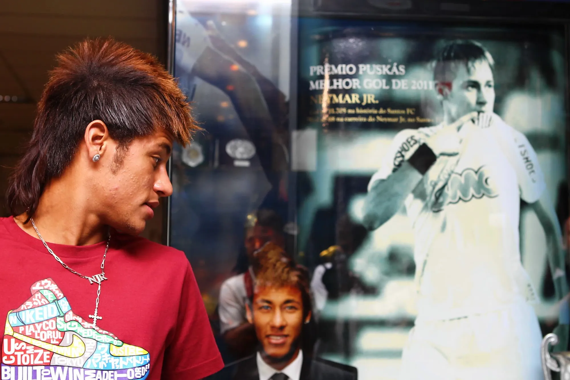 No início da carreira, Neymar se diverte com o espaço dedicado a ele no museu santista