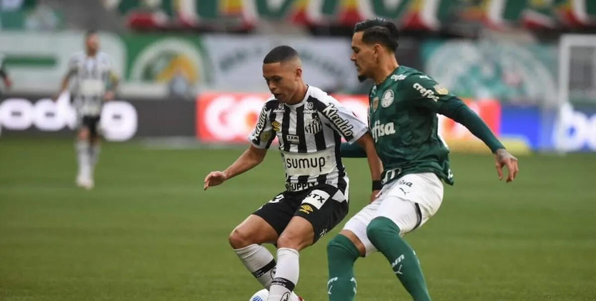   Marcos Guilherme e Gustavo Gómez durante disputa de bola no clássico  