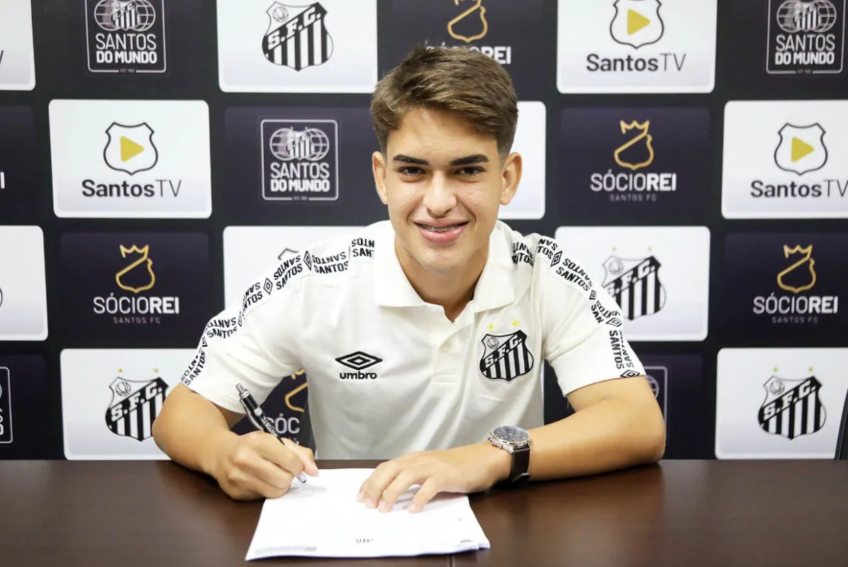 Matheus Lima assinou primeiro contrato profissional com o Santos