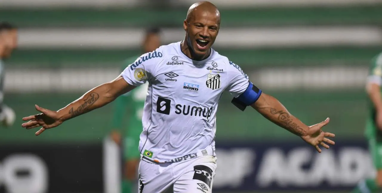  Capitão do Santos garantiu vitória em Chapecó com gol de pênalti 