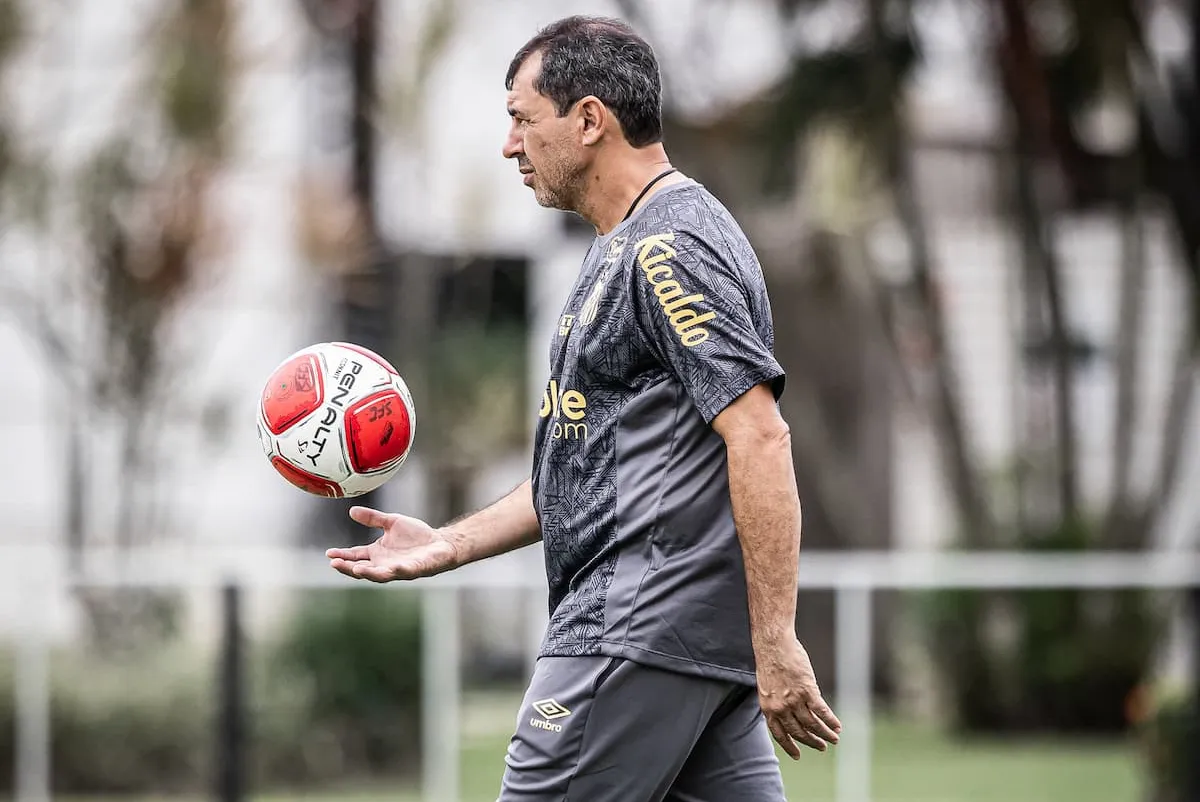 Fábio Carille, que eliminou o Santos na semi em 2019, pode levar o Peixe à decisão