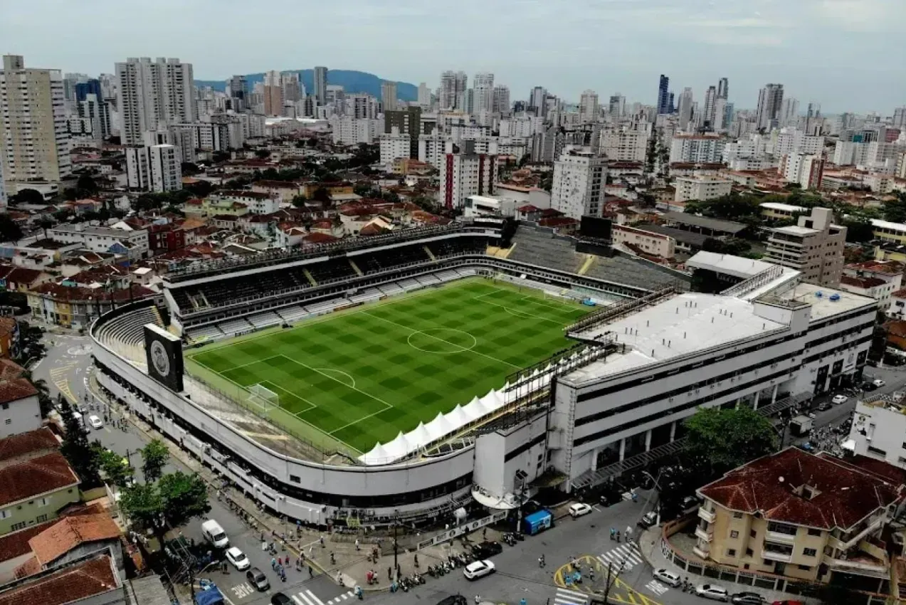 Os golpistas marcaram encontro com as vítimas na loja do Santos, na Vila Belmiro